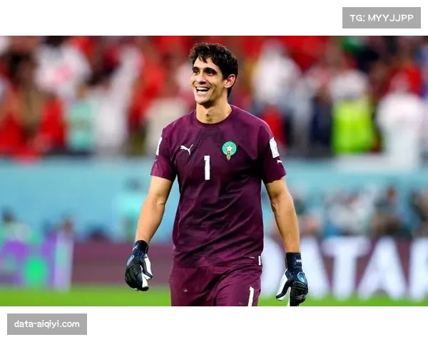 特写：塞维利亚门将布努扑出点球后怒吼庆祝