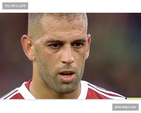 争议瞬间：VAR复核里昂队一次疑似在肋部区域发动进攻前的越位犯规