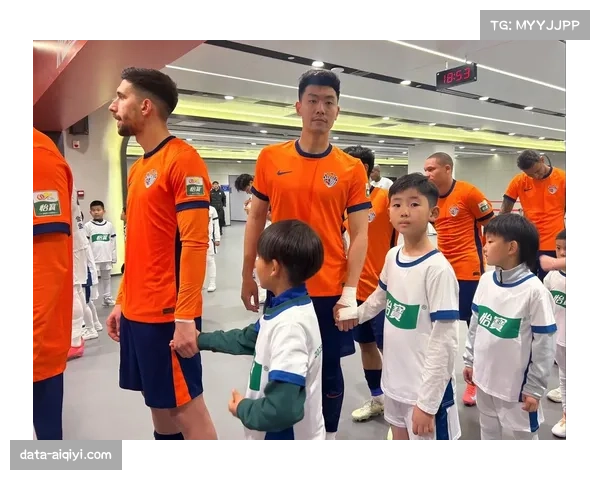 场边趣闻：小球童快速捡球助攻快发边线球，引发教练组鼓掌